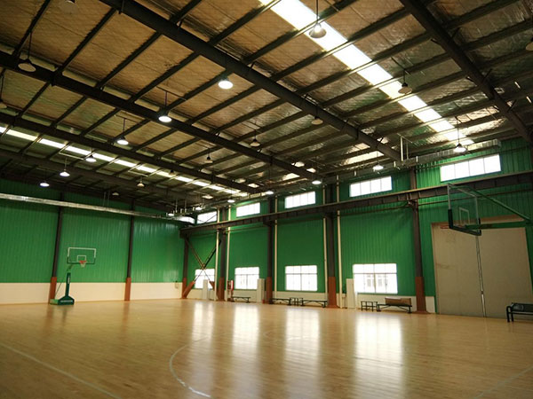 Cancha de baloncesto cubierta