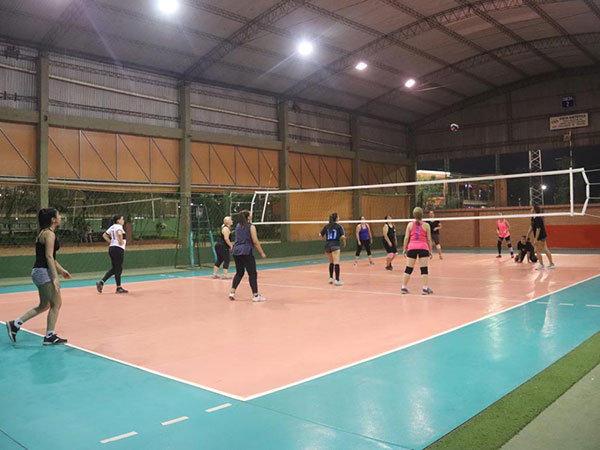 voleibol de sala con estructura de acero