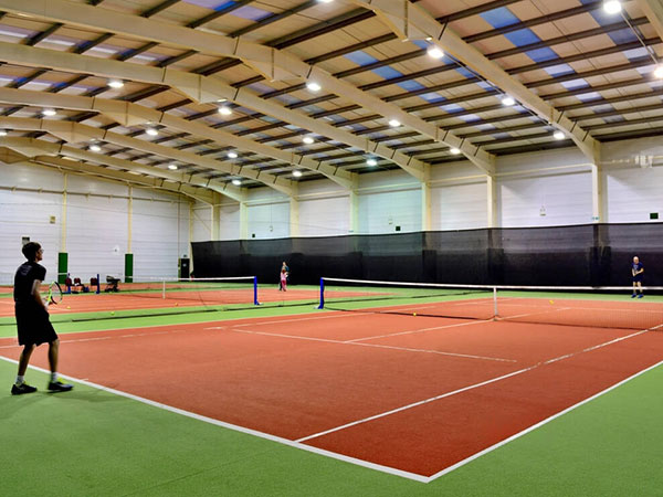 pista de tenis cubierta de acero