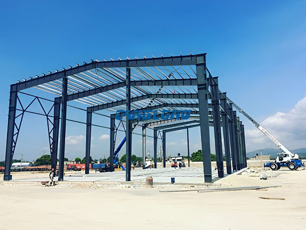 Construcción de almacén con estructura de acero en Jamaica