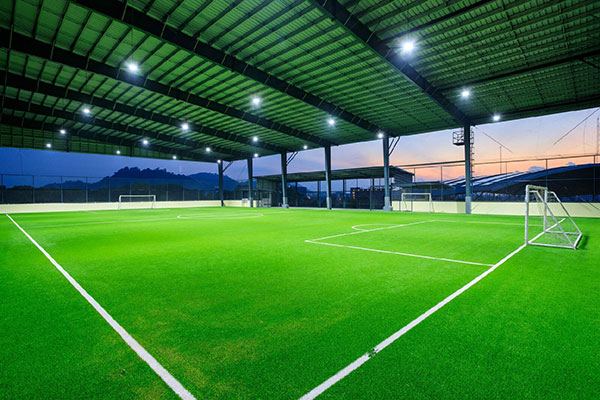 estadio de fútbol interior con estructura de acero