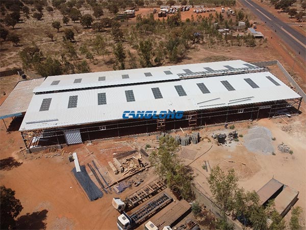 edificio de fábrica con estructura de acero